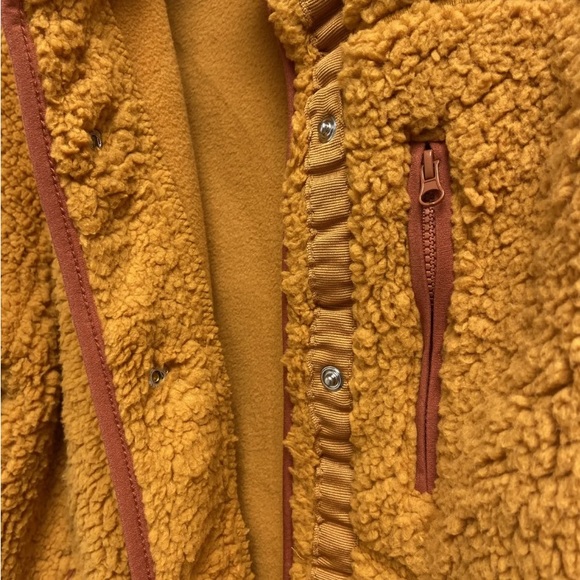 Universal Thread Women's Mango
Orange Faux Fur Sherpa Jacket Size
Small - Picture 6 of 7